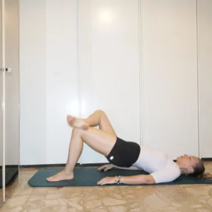 Esercizio di stretching per la coxartrosi dell'anca